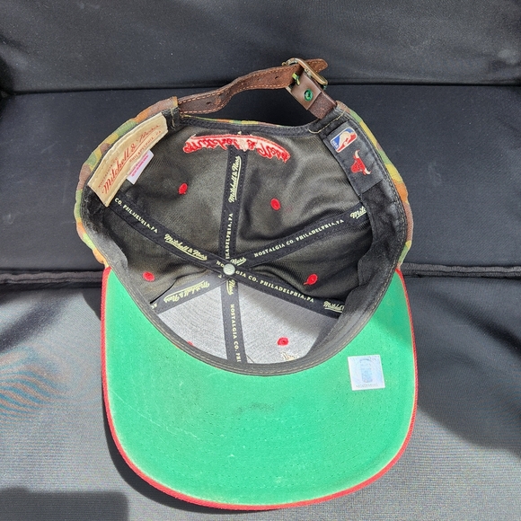Mitchell and Ness Chicago Bulls Camo Leather Strap Back - Picture 4 of 4